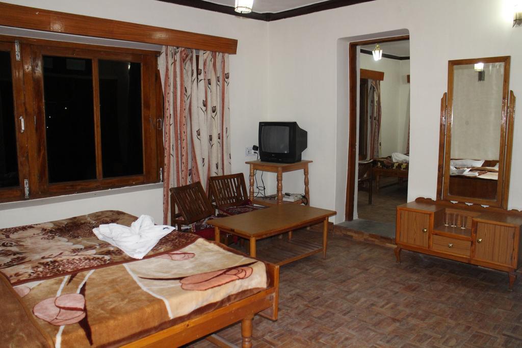 Hotel Nirvana Palace Leh Room photo